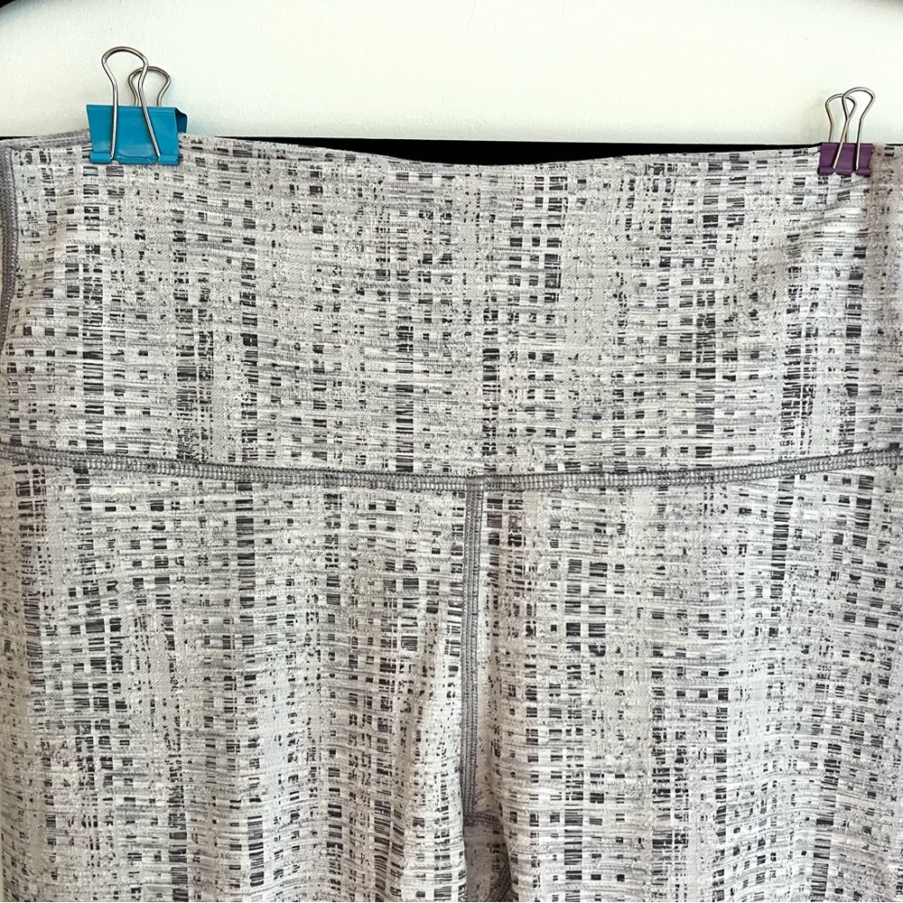 Lululemon Capri Length Grey Patterned Leggings - image 4